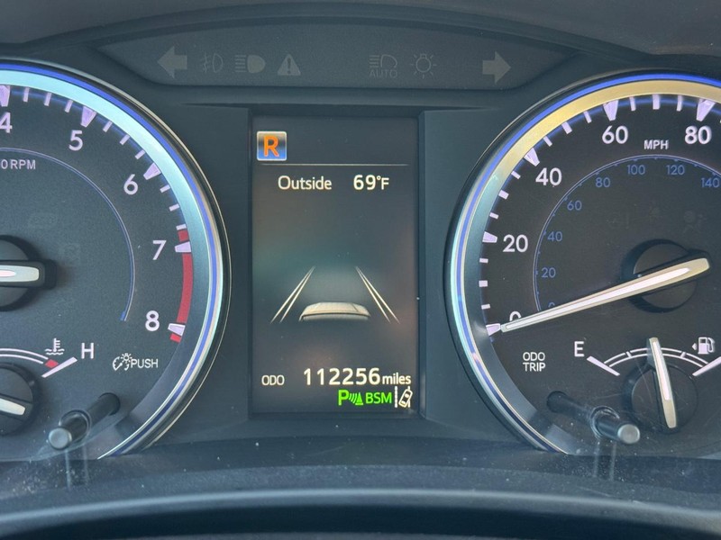 Toyota Highlander Vehicle Full-screen Gallery Image 28