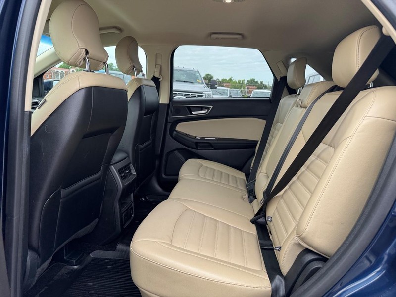 Ford Edge Vehicle Full-screen Gallery Image 12