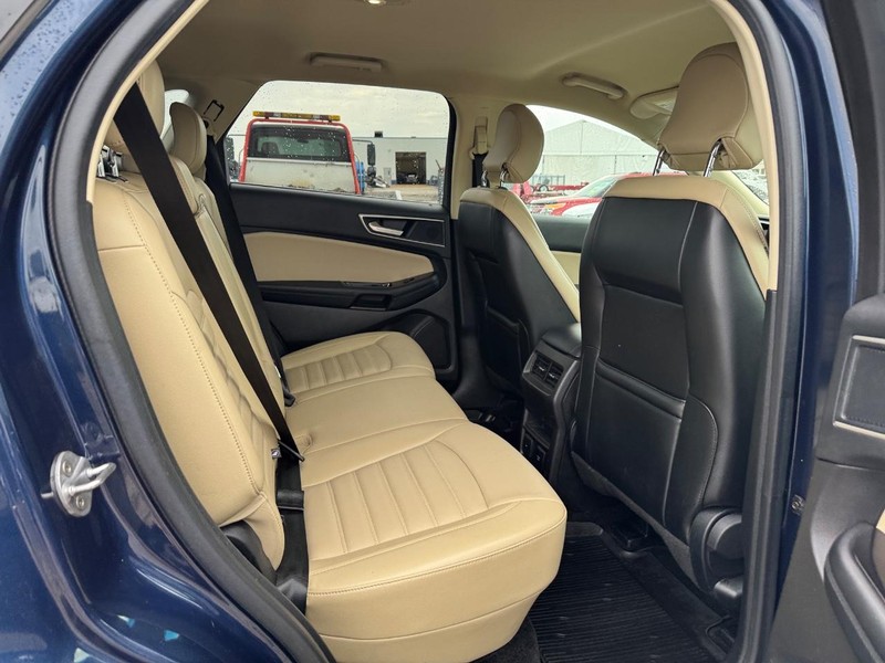 Ford Edge Vehicle Full-screen Gallery Image 13