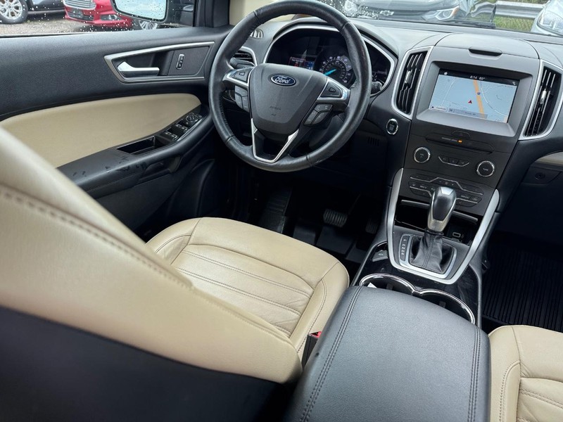 Ford Edge Vehicle Full-screen Gallery Image 14