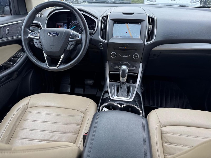 Ford Edge Vehicle Full-screen Gallery Image 15
