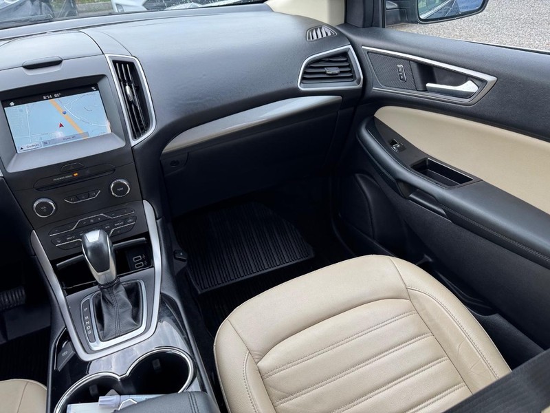 Ford Edge Vehicle Full-screen Gallery Image 16