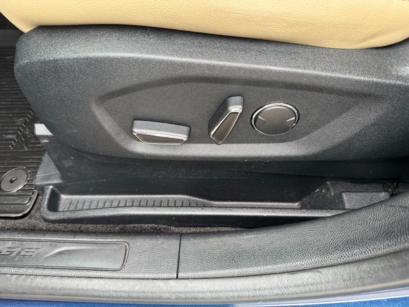 Ford Edge Vehicle Full-screen Gallery Image 17