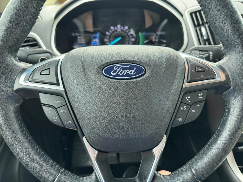 Ford Edge Vehicle Full-screen Gallery Image 19