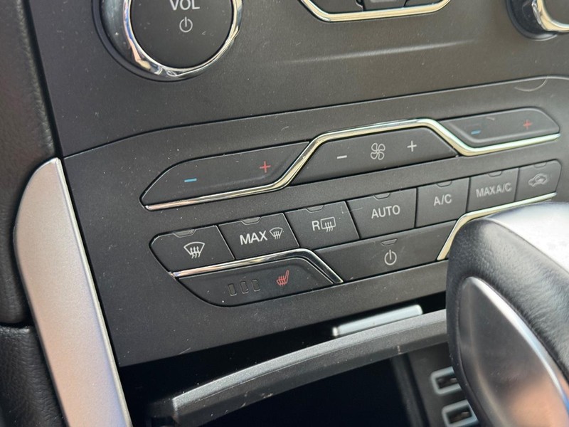 Ford Edge Vehicle Full-screen Gallery Image 23