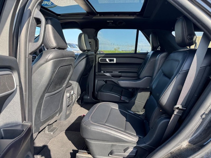 Ford Explorer Vehicle Full-screen Gallery Image 11