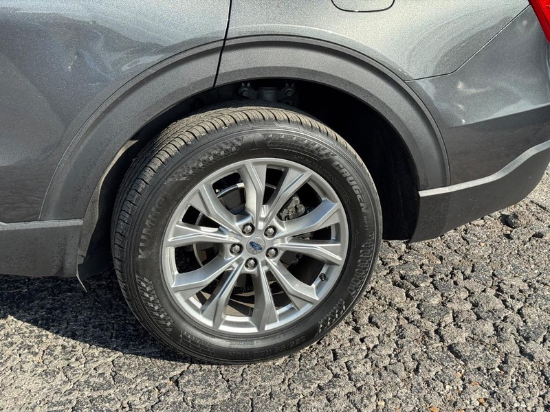 Ford Explorer Vehicle Full-screen Gallery Image 12