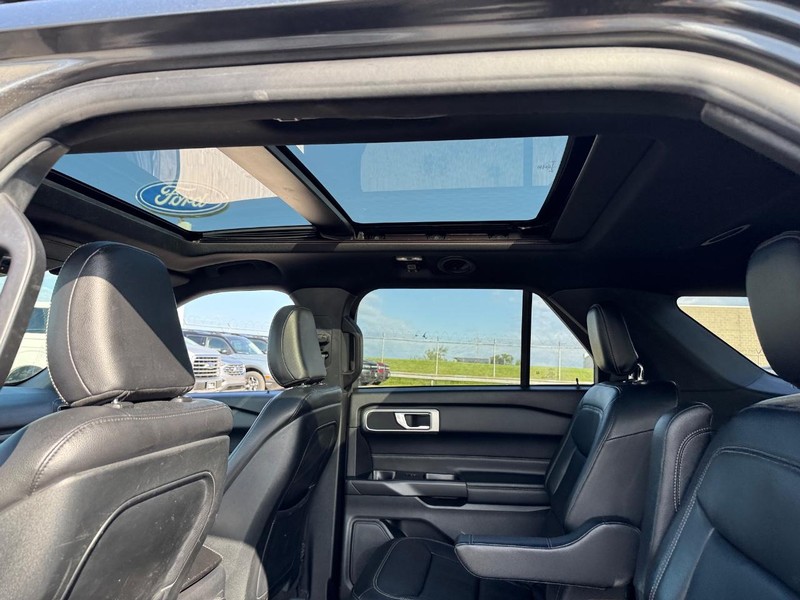 Ford Explorer Vehicle Full-screen Gallery Image 13