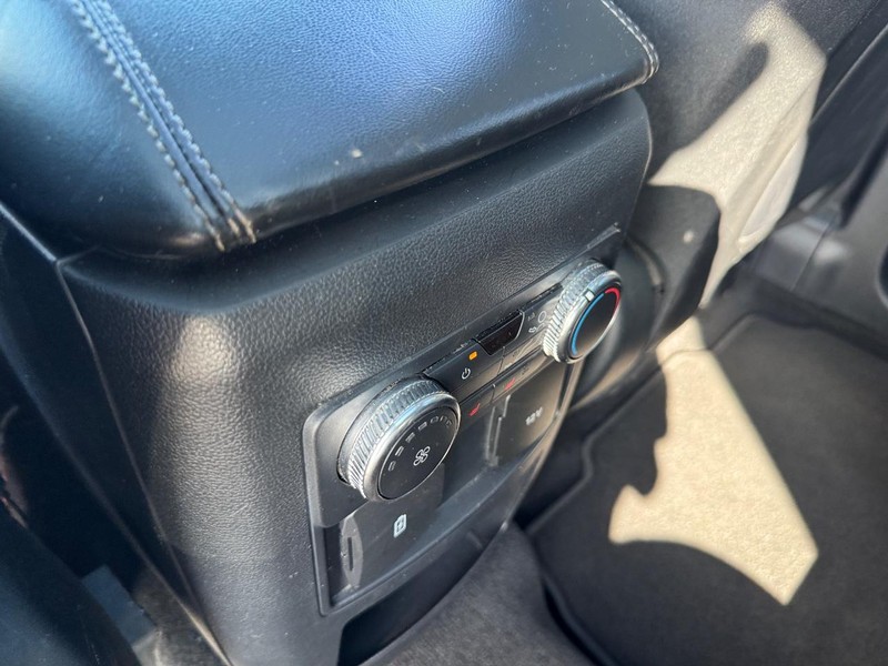 Ford Explorer Vehicle Full-screen Gallery Image 14