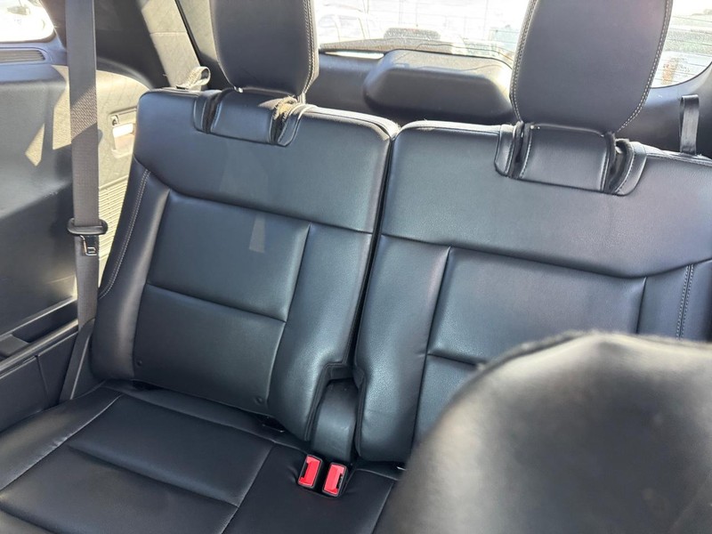 Ford Explorer Vehicle Full-screen Gallery Image 15