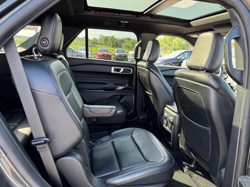 Ford Explorer Vehicle Full-screen Gallery Image 16