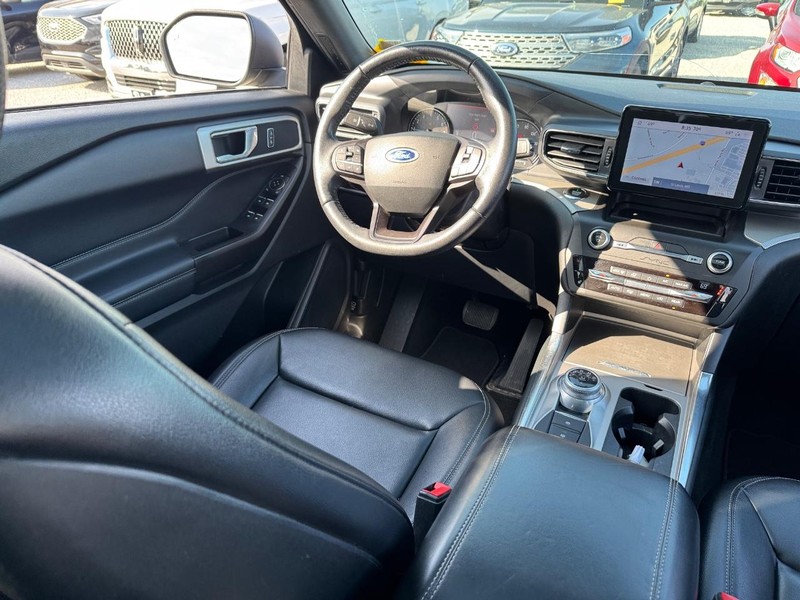 Ford Explorer Vehicle Full-screen Gallery Image 17