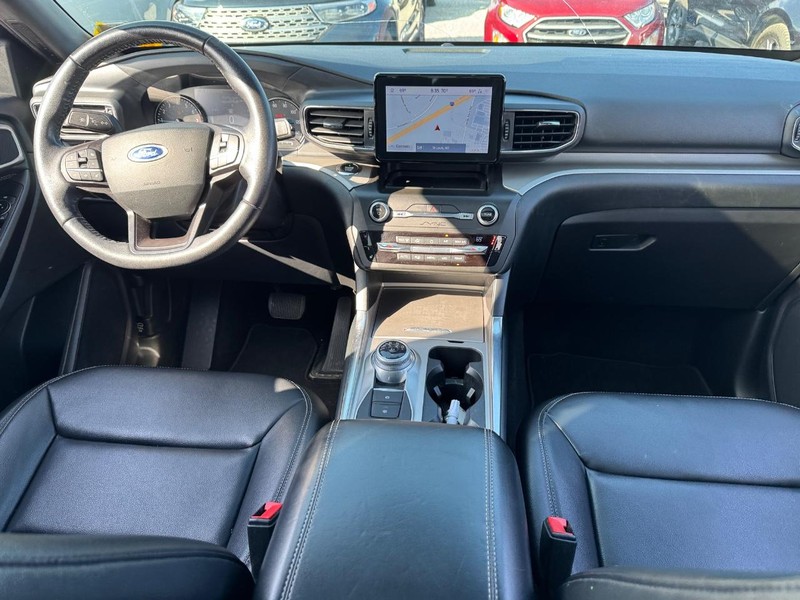 Ford Explorer Vehicle Full-screen Gallery Image 18