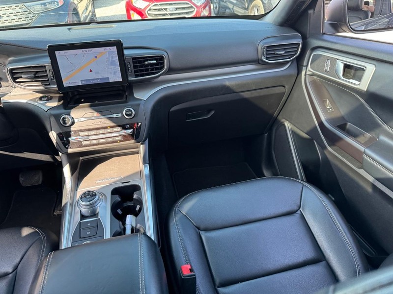 Ford Explorer Vehicle Full-screen Gallery Image 19