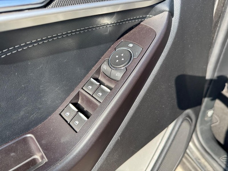 Ford Explorer Vehicle Full-screen Gallery Image 21