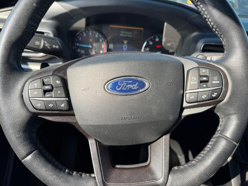 Ford Explorer Vehicle Full-screen Gallery Image 22