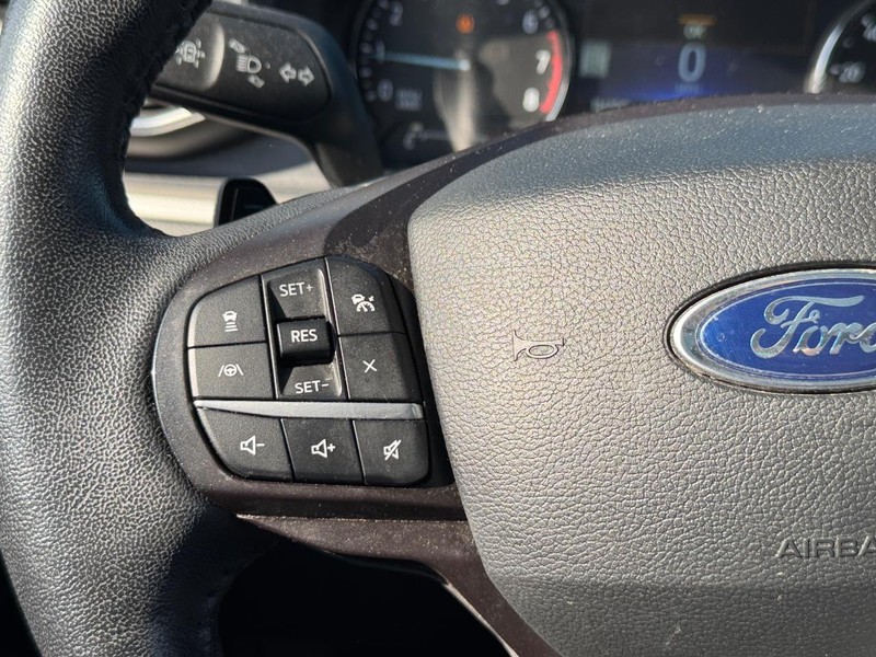 Ford Explorer Vehicle Full-screen Gallery Image 23