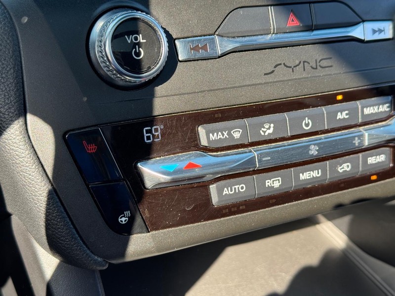 Ford Explorer Vehicle Full-screen Gallery Image 26