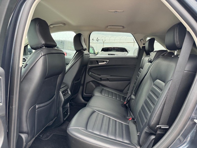 Ford Edge Vehicle Full-screen Gallery Image 12