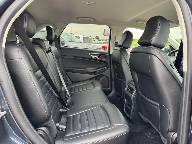 Ford Edge Vehicle Full-screen Gallery Image 13
