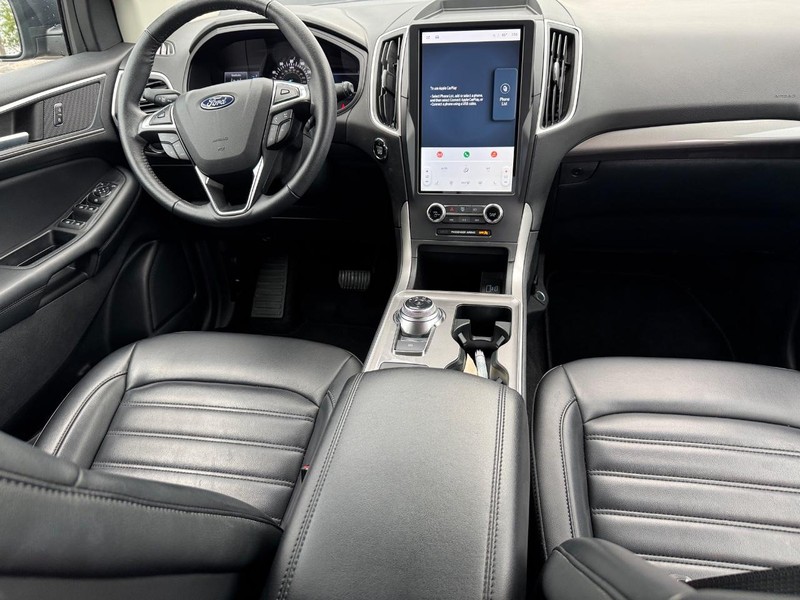 Ford Edge Vehicle Full-screen Gallery Image 15