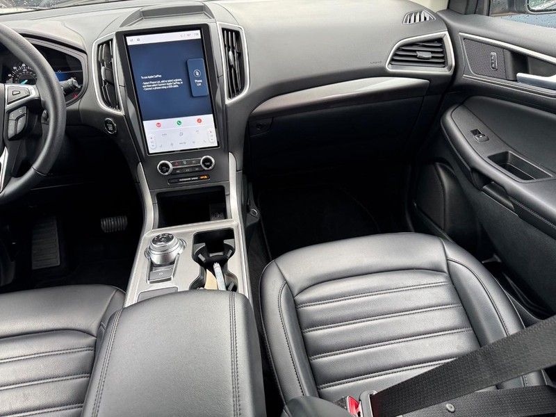 Ford Edge Vehicle Full-screen Gallery Image 16