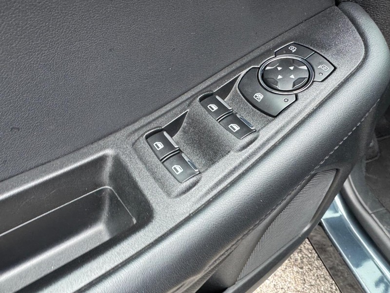 Ford Edge Vehicle Full-screen Gallery Image 18
