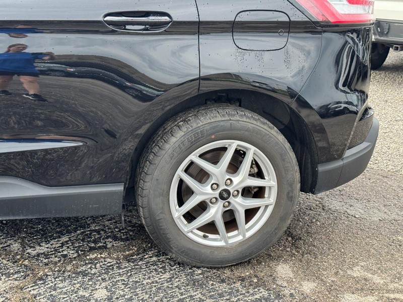 Ford Edge Vehicle Full-screen Gallery Image 11