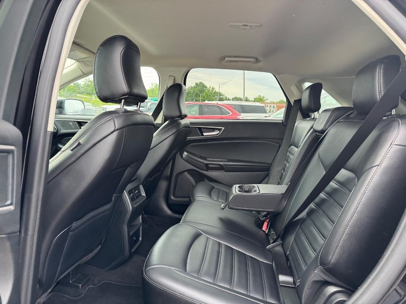 Ford Edge Vehicle Full-screen Gallery Image 12