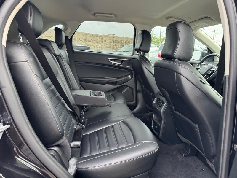Ford Edge Vehicle Full-screen Gallery Image 13