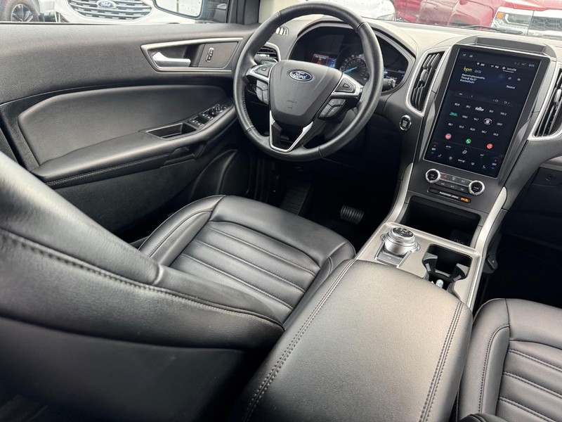 Ford Edge Vehicle Full-screen Gallery Image 14
