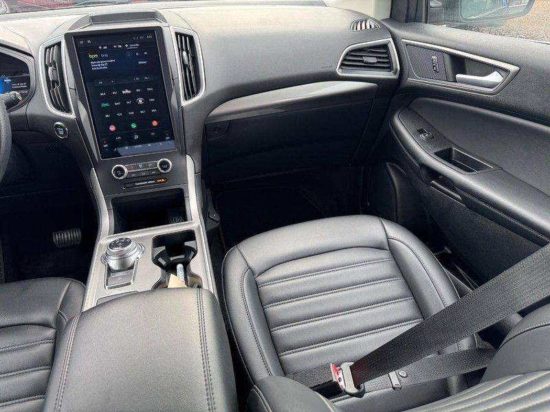 Ford Edge Vehicle Full-screen Gallery Image 16