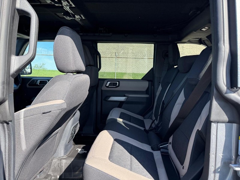 Ford Bronco Vehicle Full-screen Gallery Image 12