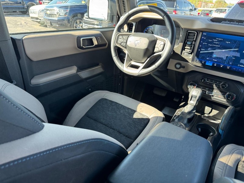 Ford Bronco Vehicle Full-screen Gallery Image 14