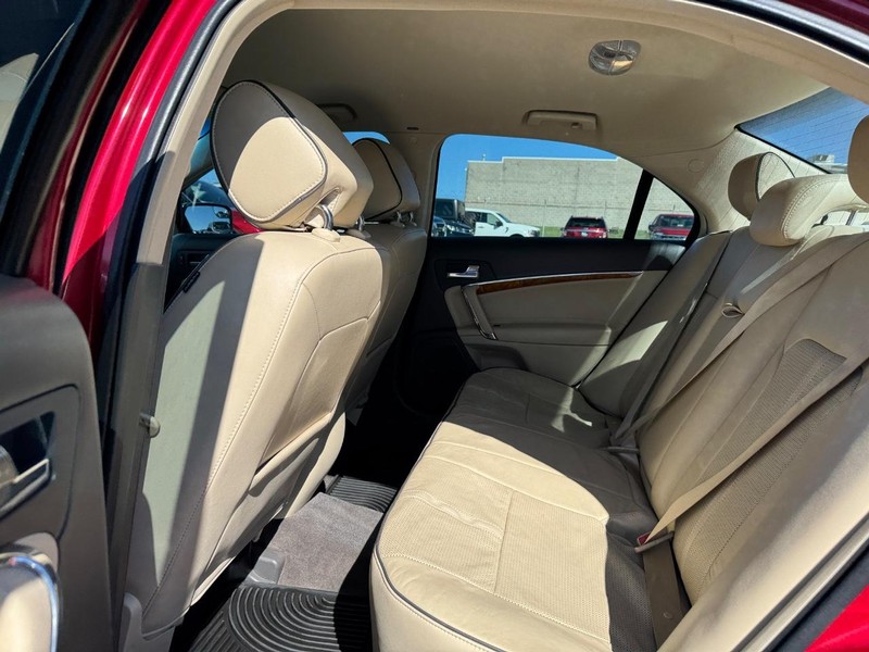 Lincoln MKZ Vehicle Full-screen Gallery Image 12