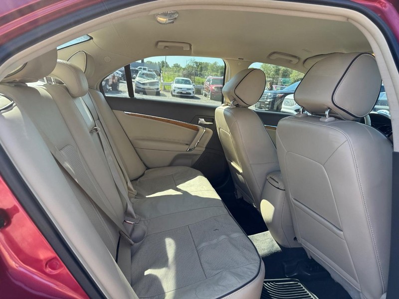 Lincoln MKZ Vehicle Full-screen Gallery Image 13