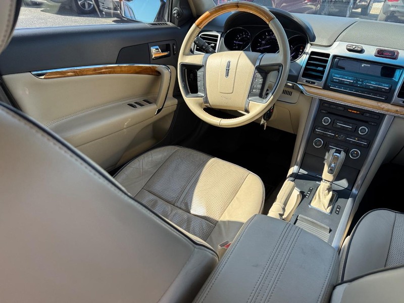 Lincoln MKZ Vehicle Full-screen Gallery Image 14