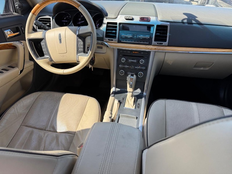 Lincoln MKZ Vehicle Full-screen Gallery Image 15
