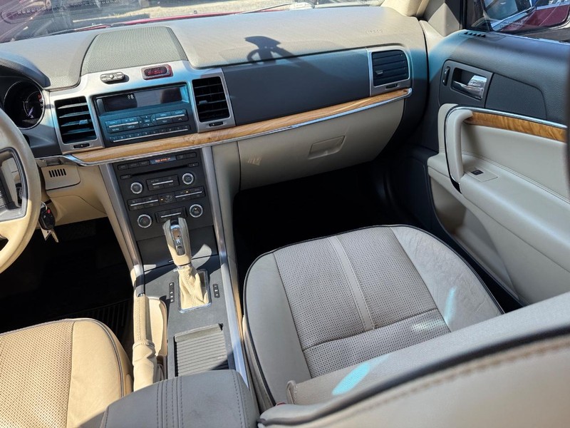 Lincoln MKZ Vehicle Full-screen Gallery Image 16
