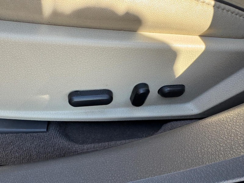 Lincoln MKZ Vehicle Full-screen Gallery Image 17