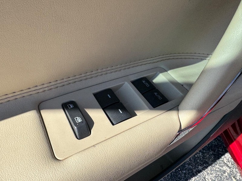 Lincoln MKZ Vehicle Full-screen Gallery Image 18