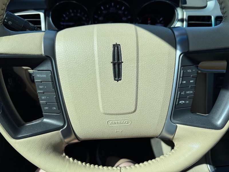 Lincoln MKZ Vehicle Full-screen Gallery Image 20