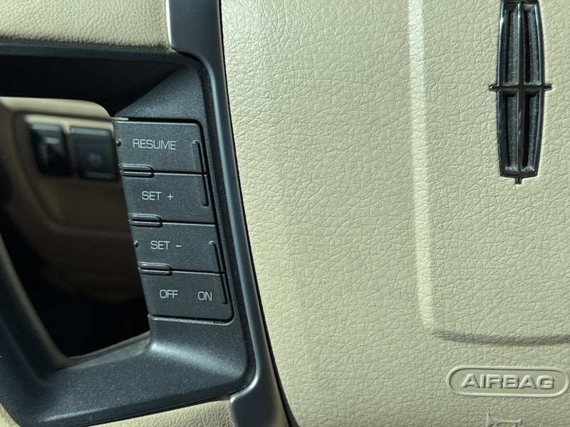 Lincoln MKZ Vehicle Full-screen Gallery Image 21