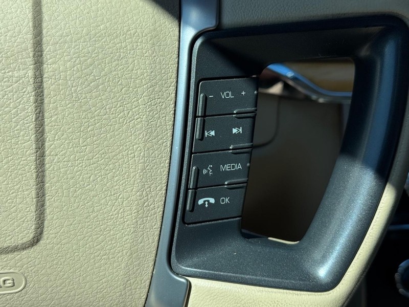Lincoln MKZ Vehicle Full-screen Gallery Image 22