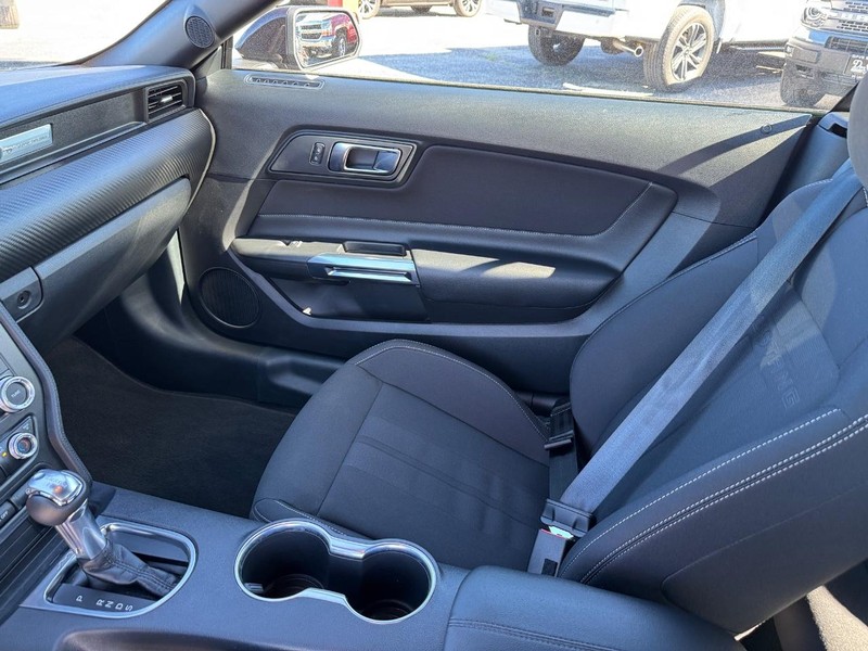Ford Mustang Vehicle Full-screen Gallery Image 15