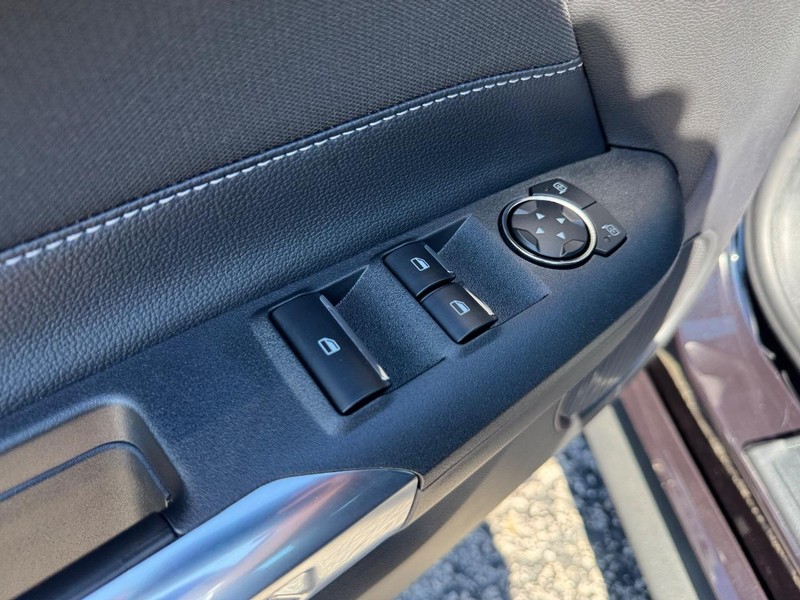Ford Mustang Vehicle Full-screen Gallery Image 17