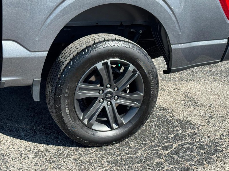 Ford F-150 Vehicle Full-screen Gallery Image 11