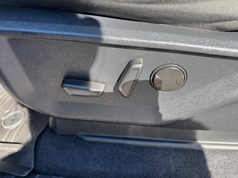 Ford F-150 Vehicle Full-screen Gallery Image 17