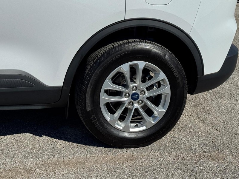 Ford Escape Vehicle Full-screen Gallery Image 11