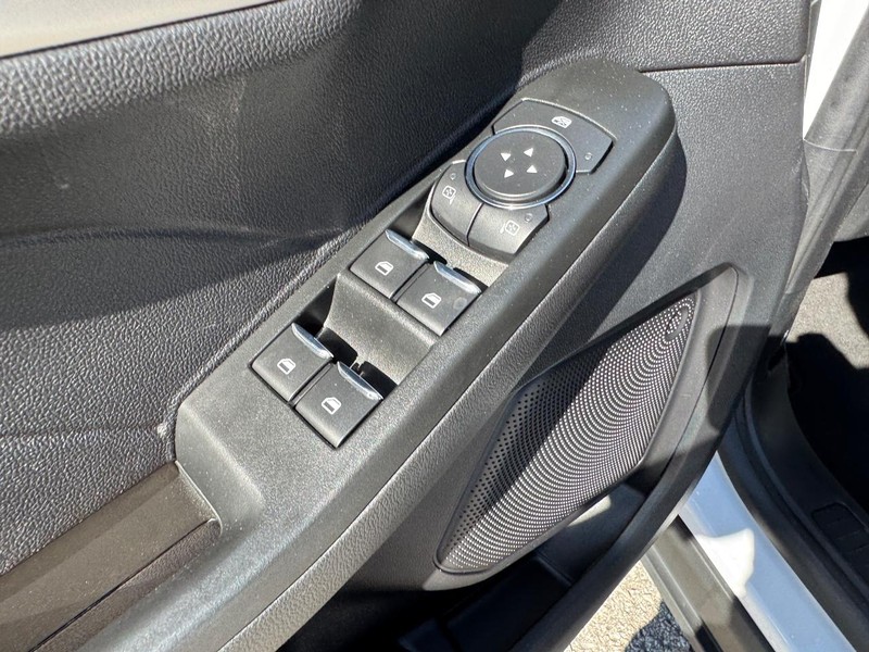 Ford Escape Vehicle Full-screen Gallery Image 18